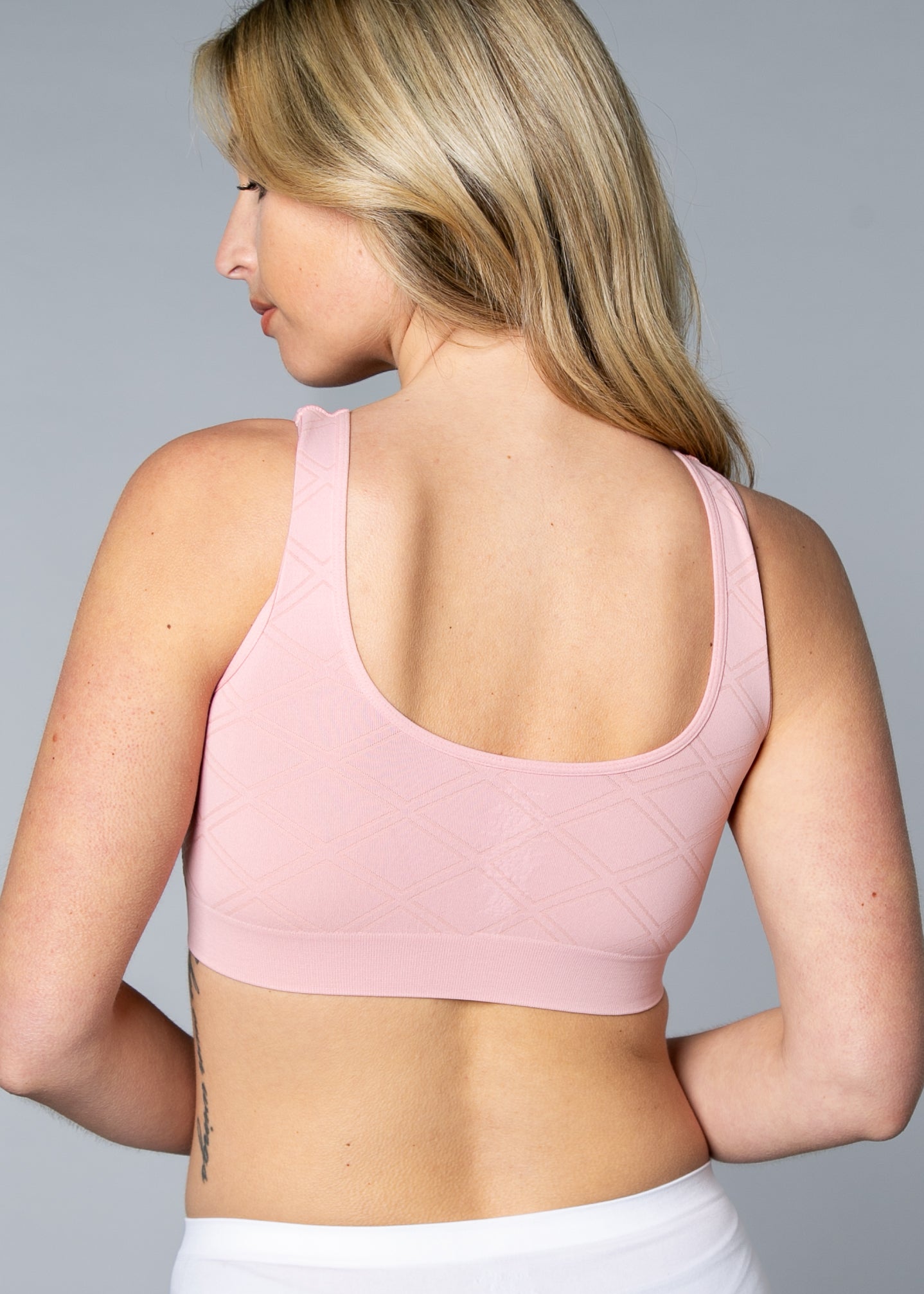Made from jacquard stretch fabric, this seamless racerback bra